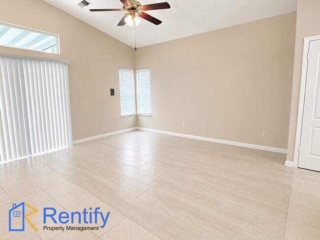 Building Photo - Charming Seven Oaks Home - 4Bed, 2Bath - Gardener Included!