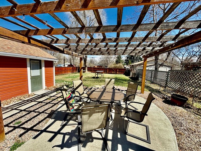Building Photo - Cozy 2-Bed Downstairs Duplex, Close to CSU...