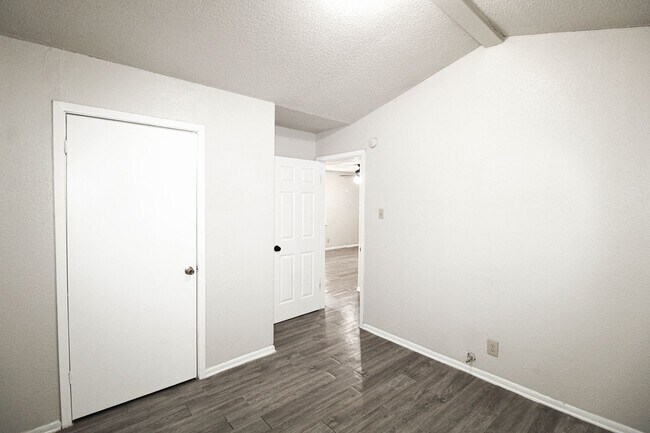 Building Photo - 2915 Christian Dr