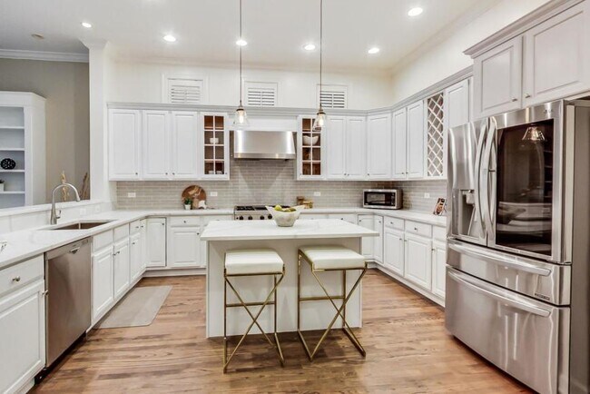 Building Photo - 4 bedroom in Chicago IL 60647