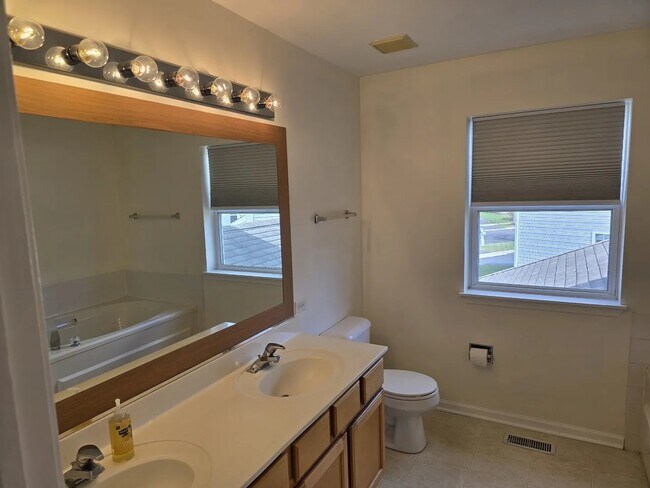 Building Photo - 211 Valley View Dr