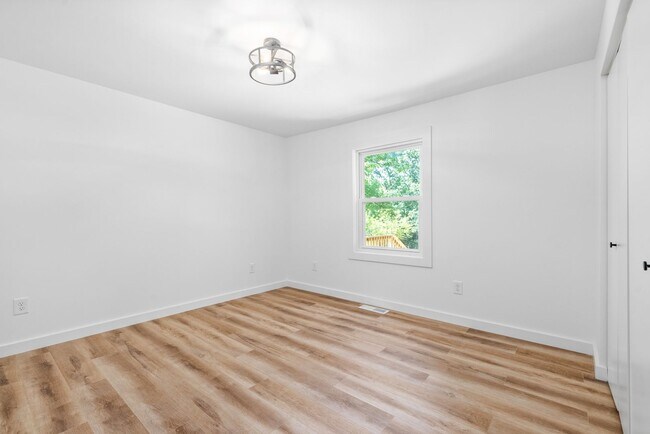 Building Photo - Fantastic Fully-Renovated Home in Kingston...