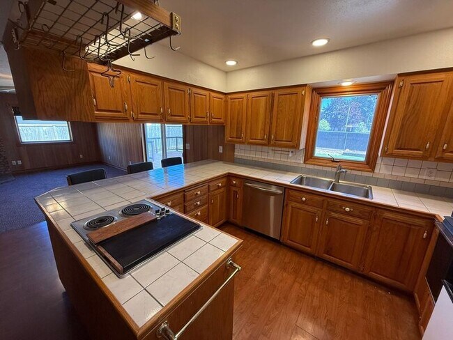 Building Photo - 460 SE Conifer Pl