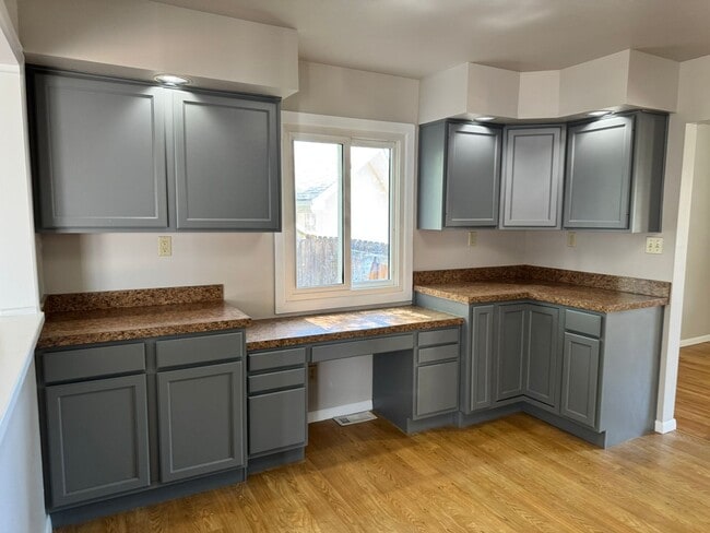Building Photo - 5 Bedroom ,3 bathroom Single Family Unit