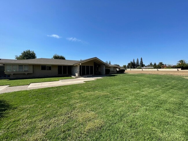 Building Photo - Custom home located next to Oakdale Country Club!