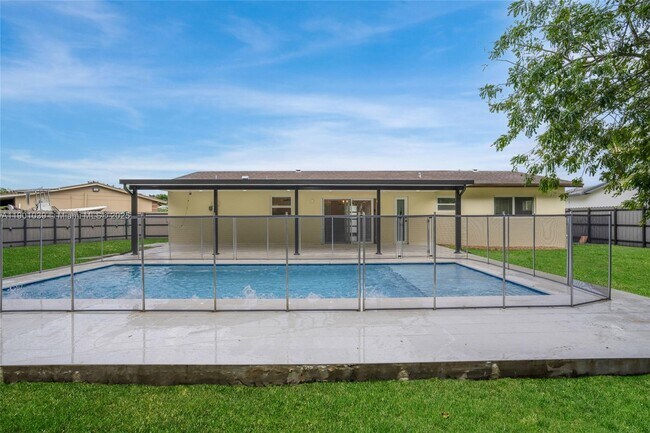 Building Photo - 10440 SW 126th Ave