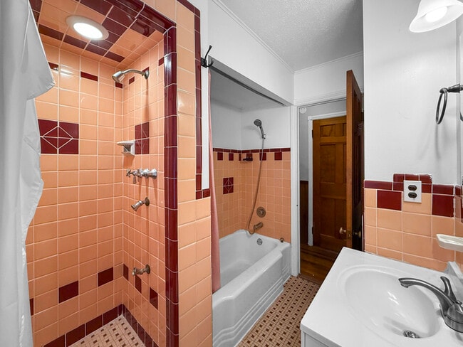 Building Photo - Charming 4 beds 2 baths in South Euclid!
