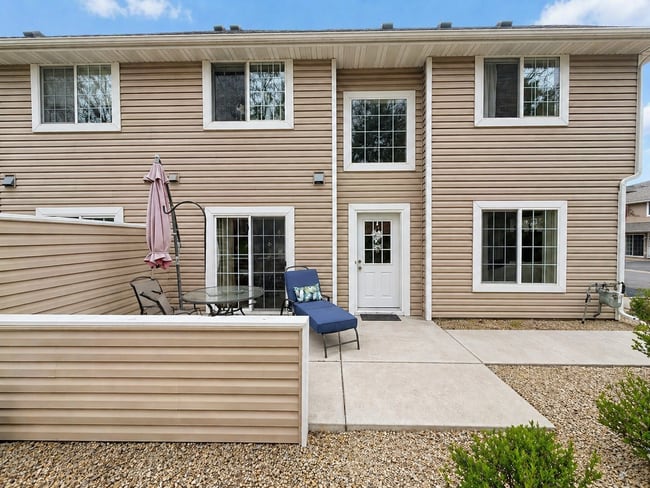 Building Photo - Stunning 2-Level Townhome with Vaulted Ceiling in Champlin!!