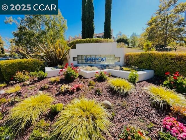 Building Photo - 3046 Lakemont Dr