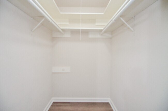 Building Photo - 818 Overland St