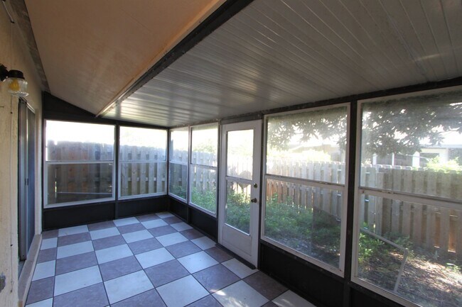 Building Photo - Charming 3 Bedroom, 2 Bathroom Home in Win...