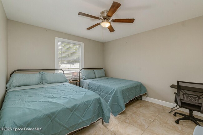 Building Photo - 4361 Silver Lake Dr