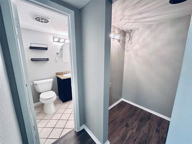 Building Photo - 601 W 11th St