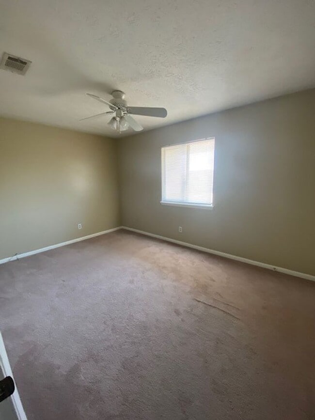 Building Photo - Cute 2 bedroom 1 1/2 bath townhome