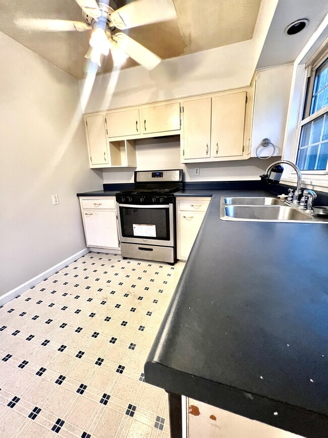 Building Photo - 1063 Charles Ave