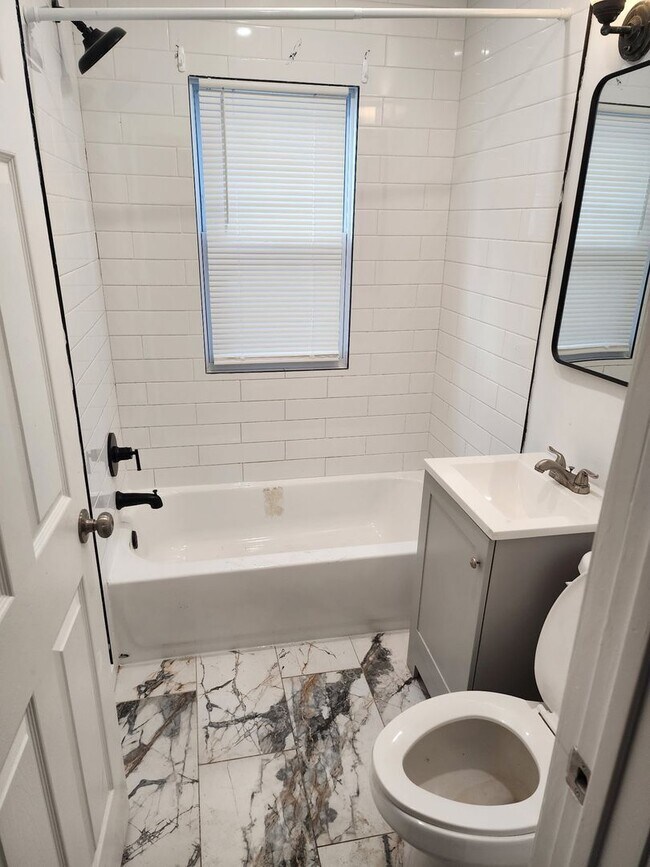 Building Photo - 11790 Outer Dr E