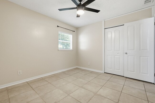 Building Photo - 3 bedroom in Mary Esther Heights!
