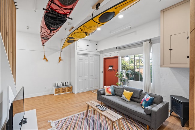 Building Photo - Industrial Chic 3bed/3bath loft style cond...
