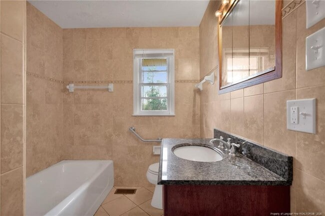 Building Photo - 409 College Dr