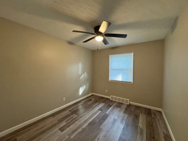 Building Photo - Cute 3 Bedroom Home Available Now