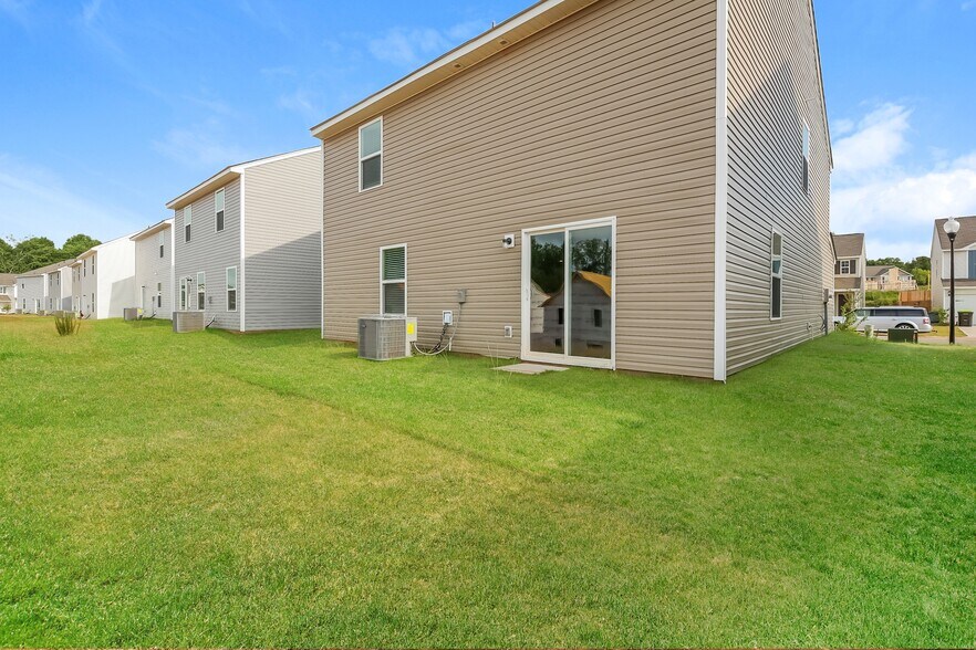 Building Photo - 2143 Southlea Dr