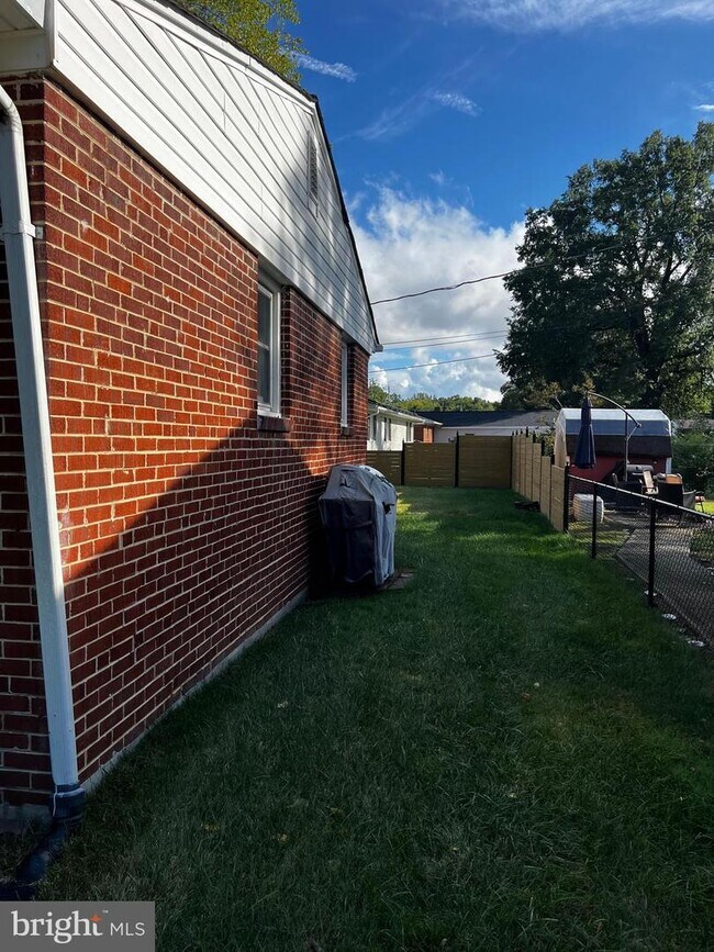 Building Photo - 124 Woodland Dr