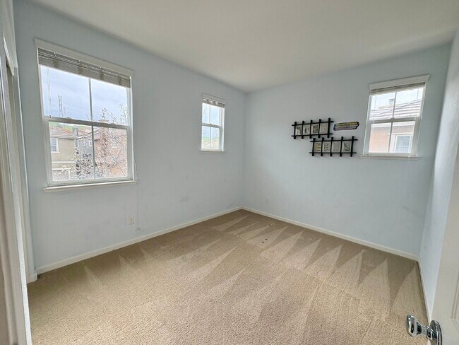 Building Photo - 50% off your first month’s rent move-in special! Spacious 4BR / 2.5BA Home in Pittsburg