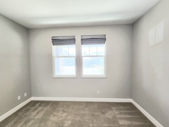 Building Photo - Spacious 5 bedroom house