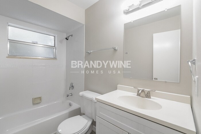 Building Photo - 215 Shore Rd