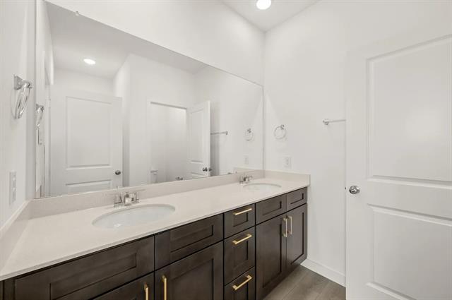Building Photo - 5720 Lakeview Dr
