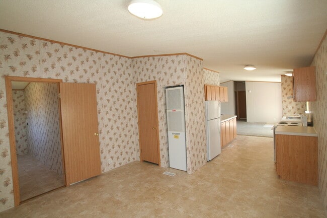 Building Photo - 3 Bedroom Modular Home in Babcock Vista!