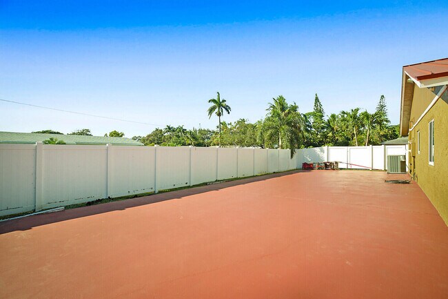 Building Photo - 4548 SW 28th Way