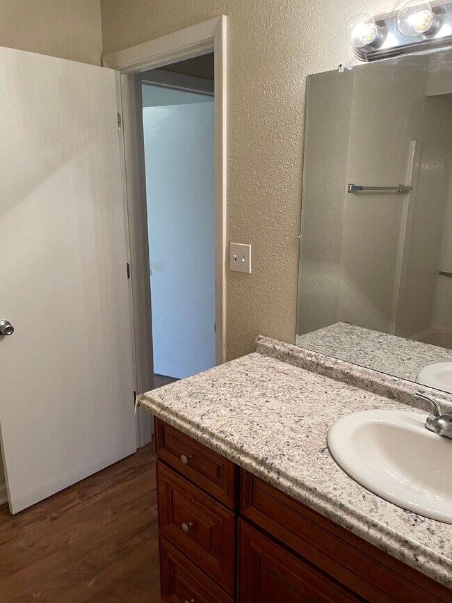 Building Photo - "Charming 3-Bedroom Retreat with Fireplace in Prime Jonesboro Location!"