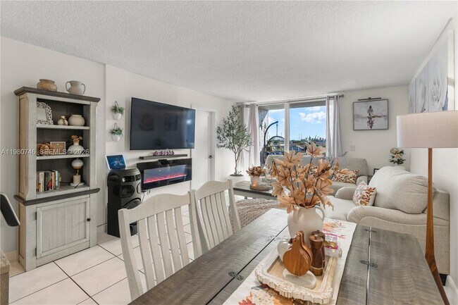 Building Photo - 10000 NW 80th Ct