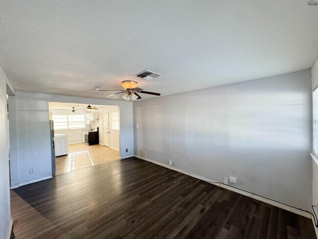 Building Photo - 1504 Red Fox Rd