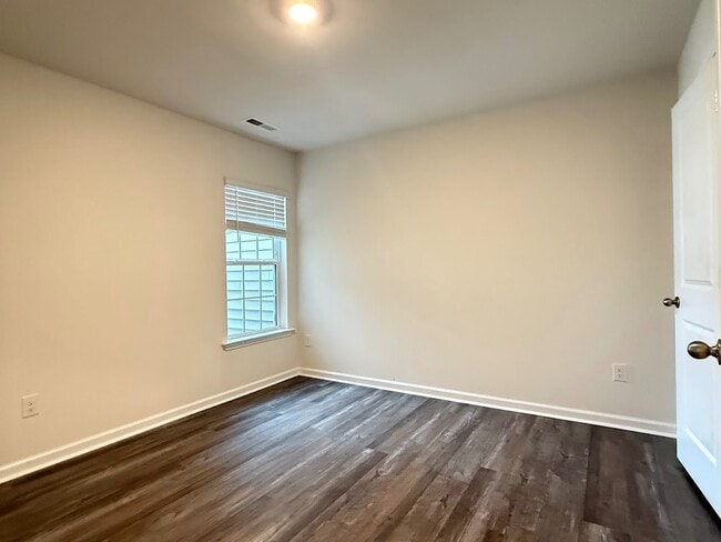 Building Photo - 3 Bedrooms 1 Garage & Open space one the Main Floor