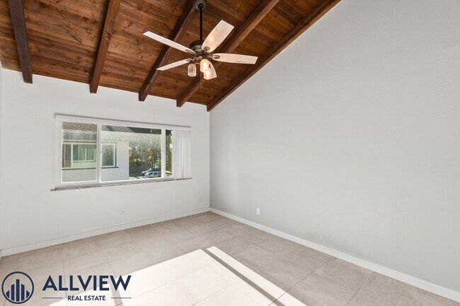 Building Photo - Highly upgraded 3 bed 2 bath condo availab...