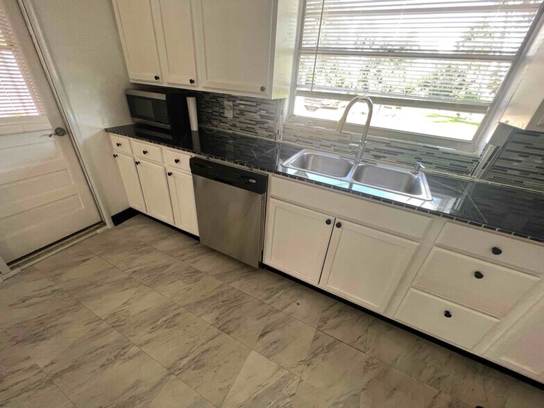 Building Photo - 1154 Harbor Dr