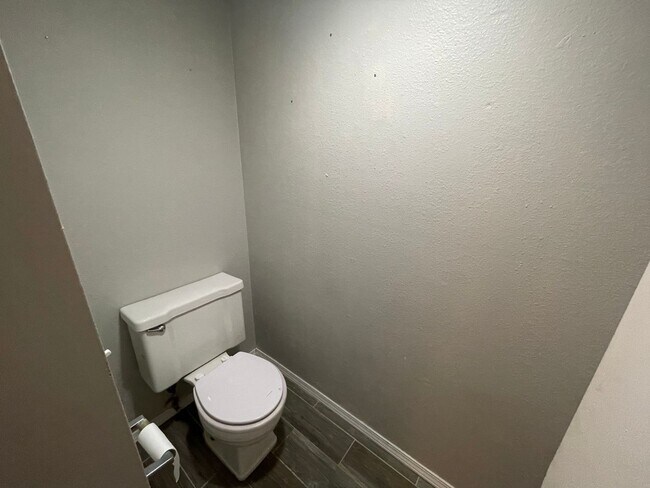 Building Photo - 3 Bed Duplex OKC