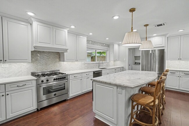 Building Photo - 751 Bison Dr