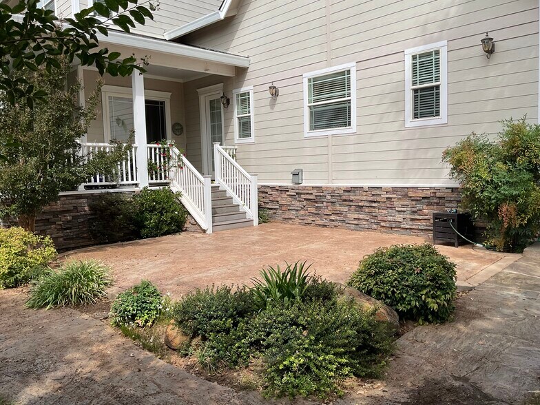 Private guest patio - 6696 Mosquito Rd