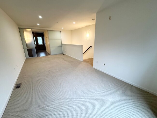 Building Photo - Rare Townhome 2 bed 2 bath in Heart of Bellevue Downtown