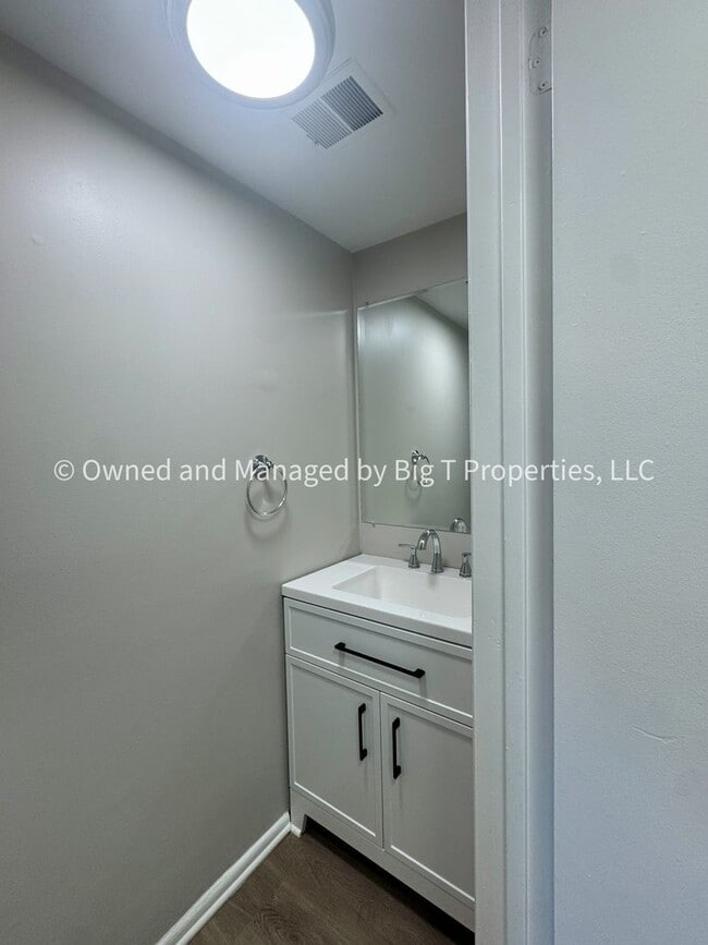 Building Photo - Coming soon* Cute Townhouse between Woodbridge and Triangle