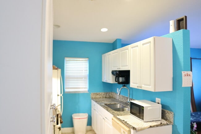 Building Photo - 2122 E Ridge Cir S