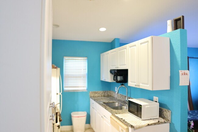 Building Photo - 2122 E Ridge Circle East