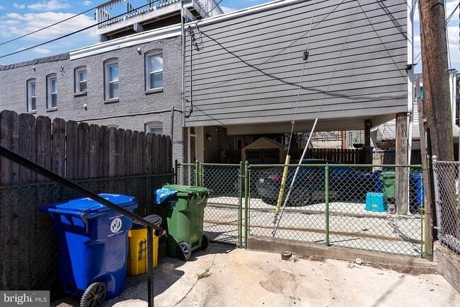 Building Photo - 834 S East Ave