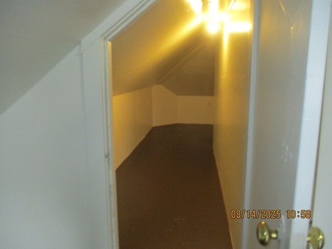 Building Photo - 621 Monroe St
