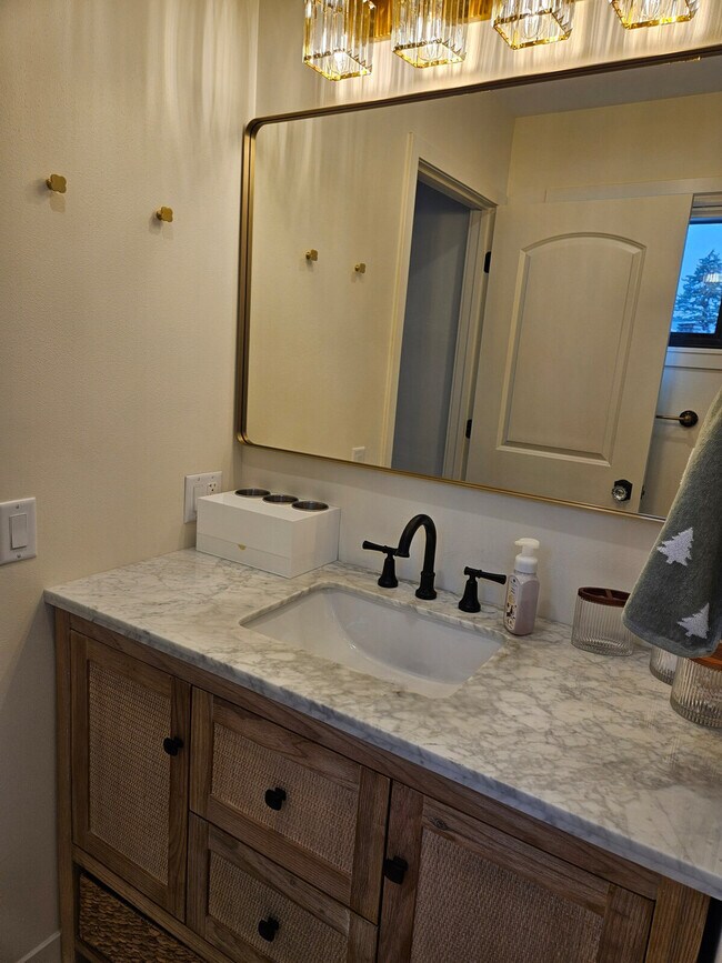 Building Photo - 5913 Lake Edge Rd