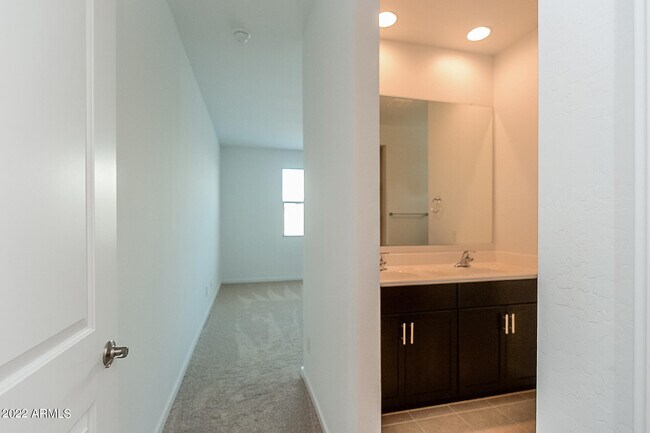 Building Photo - 4426 Greenleaf Dr