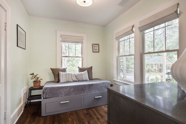 Building Photo - Beautiful 2bd/2ba Bungelow in Kirkwood wit...